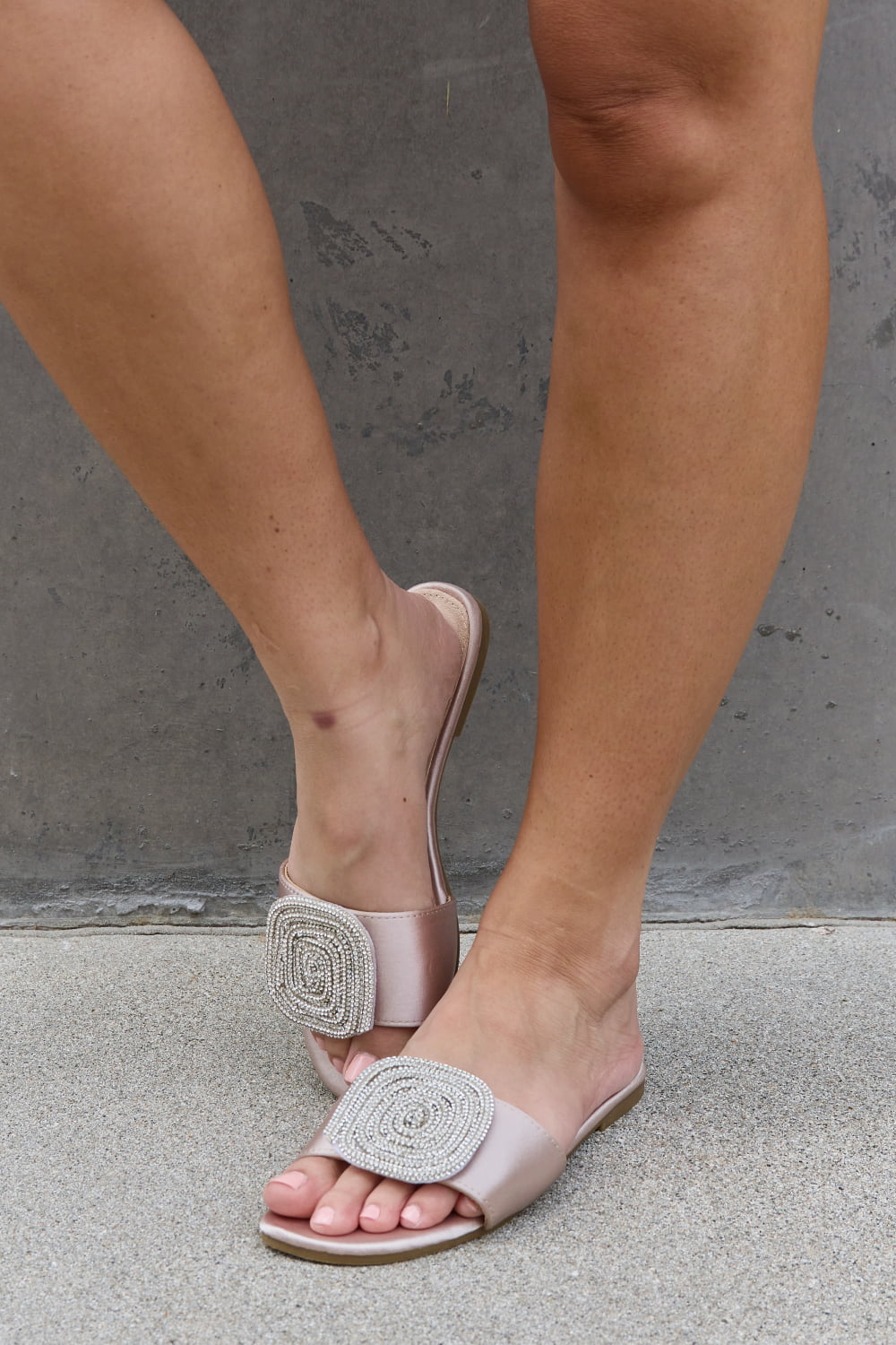 Weeboo New Day Slide Sandal - nailedmoms